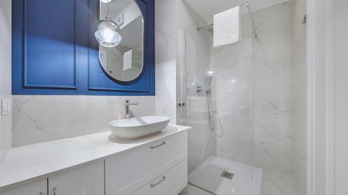 One-Bedroom Apartment image 2