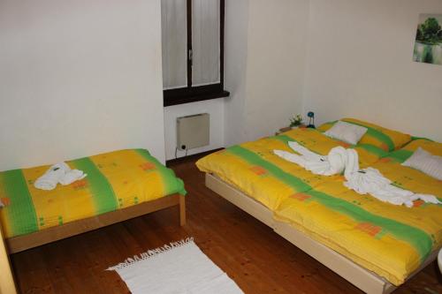 3 twin beds