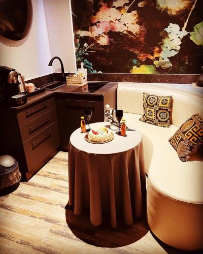 King Suite with Spa Bath image 5