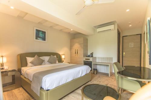 Winter Green Premium Room with Pool View image 5