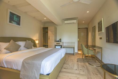 Winter Green Premium Room with Pool View image 2