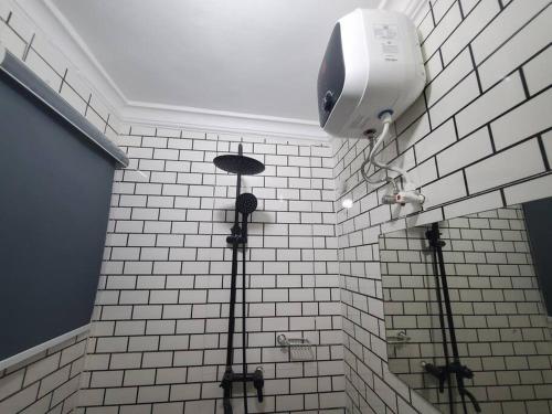 Spacious 2-bed Apt With 24hrs Power+ Unlimited Wi-Fi - image 3