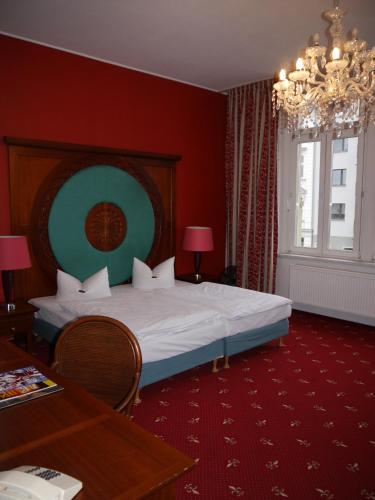 1 king bed, 2 twin beds