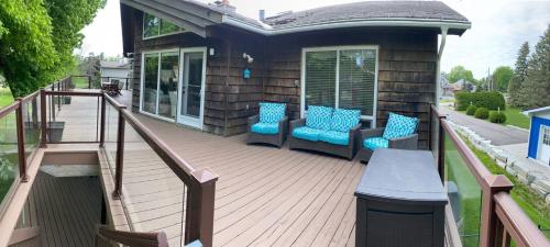 Waterfront Cottage 4 BD with Outdoor Dining, Fire Pite by GLOBALSTAY