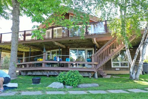 Waterfront Cottage 4 BD with Outdoor Dining, Fire Pite by GLOBALSTAY