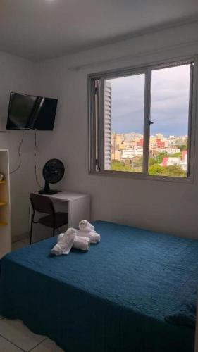 Quarto suite individual Compartilha somente a cozinha com o morador e sua cachorra Chori
