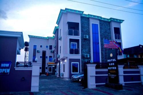 Udvendig, Hotel Los Reyes in Benin City