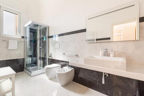 Shower, DimoraLeTreMuse Guesthouse in Castromediano