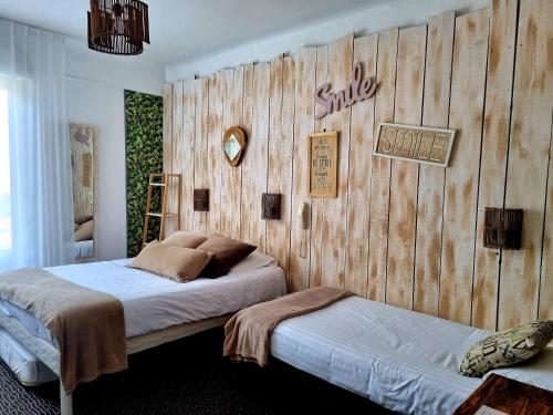 1 double bed, 2 twin beds