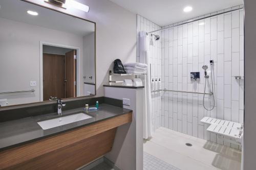 King Room with Roll-in Shower - Mobility and Hearing Accessible