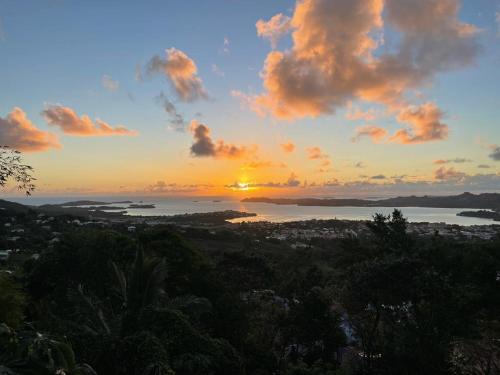 Location vacances sur morne ventilé avec vue mer en Martinique - Location saisonnière - Le Robert