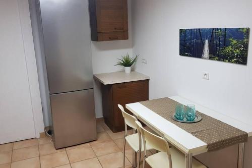 Kitchen, grand Appartement climatise avec terrasse et parking near La Maison Waucheul