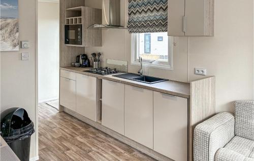 Kitchen, 2 Bedroom Stunning Home In Scherpenisse in Tholen