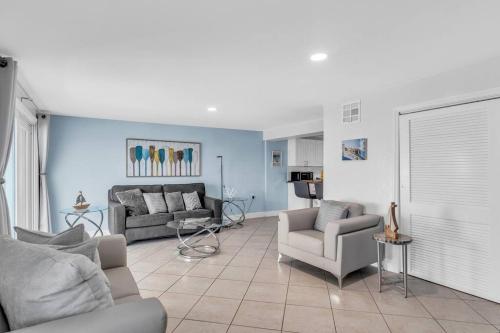 Villa Bella Newly Remodeled With Private Dock and Pool & Cabana Club Access - 7 night minimum stay in Key Colony Beach, USA