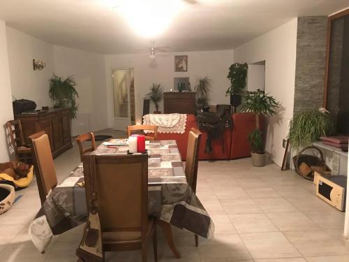 ห้องส่วนกลางสำหรับนั่งเล่น/ดูทีวี, L'Escapade de JOS , chambres et table d'hôte (L'Escapade de JOS , chambres et table d'hote) in ปงต์-เดอ-ซาลาร์