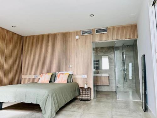 Moderno y completo apartamento frente al mar