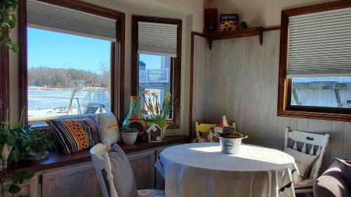 Airport Waterfront Cottage w transportation in Alto, USA