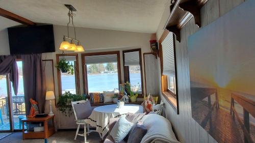Airport Waterfront Cottage w transportation