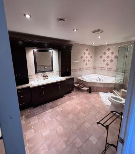 Bathroom, Villa Delrose Waterfront - No party in Riviere-des-Prairies-Pointe-aux-Trembles