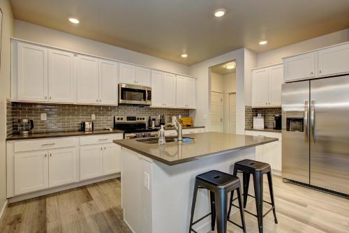 Hygee House Brand New Construction near Ford Idaho Center and I-84! Plush and lavish furniture, warm tones to off-set the new stainless appliances, play PingPong in the garage or basketball at the neighborhood park