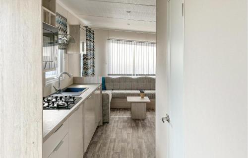 Kitchen, 2 Bedroom Stunning Home In Scherpenisse in Verspreide huizen Scherpenisse