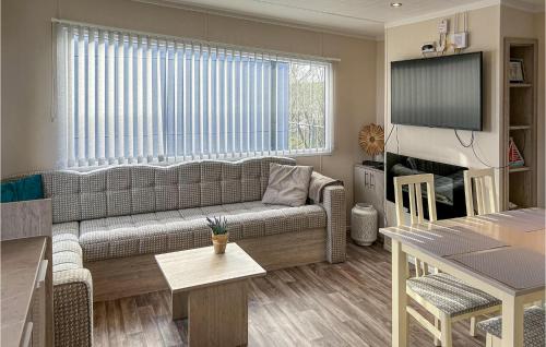 2 Bedroom Stunning Home In Scherpenisse in Verspreide huizen Scherpenisse
