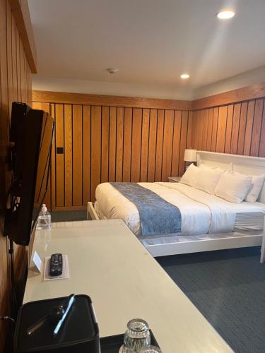 . The Leland Lodge