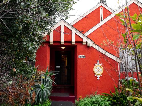 Beautiful, Historic Family Home near Lake Merritt