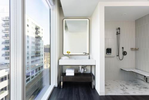 King Room with Accessible Shower - Disability Access image 2
