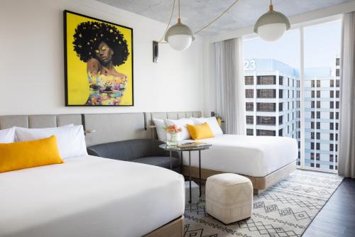 Queen Room with Two Queen Beds and City View image 4