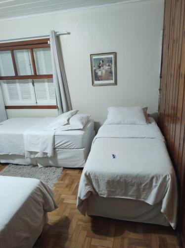 1 double bed, 2 twin beds