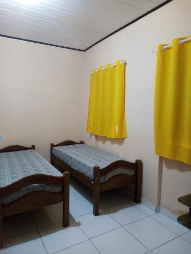 2 twin beds