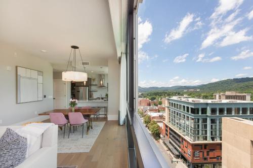 'Panoramic Pack Square' A Luxury Downtown Condo with views of Pack Square Park at Arras Vacation Rentals - Apartment - Asheville