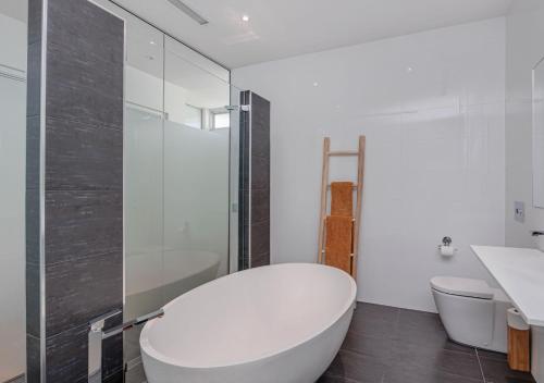 Henley Beachfront Luxury Home With Private Pool, Spa And Sauna!