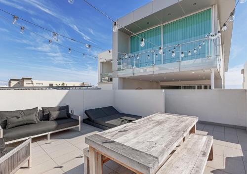 Erkély/terasz, Henley Beachfront Luxury Home With Private Pool, Spa And Sauna! in Henley Beach