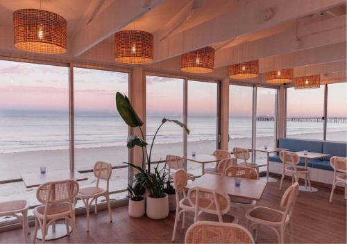 Étterem, Henley Beachfront Luxury Home With Private Pool, Spa And Sauna! in Henley Beach