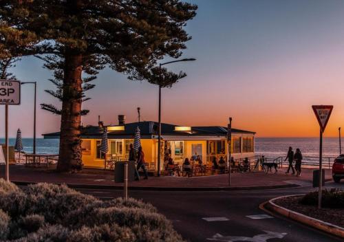 Étterem, Henley Beachfront Luxury Home With Private Pool, Spa And Sauna! in Henley Beach