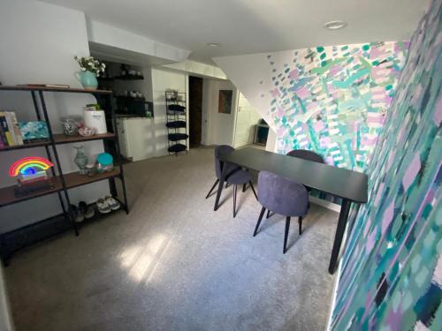 Artsy Platt Park Suite, Quick Mountain Access! in Denver, USA