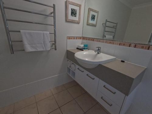 One-Bedroom Apartment with Spa Bath image 2