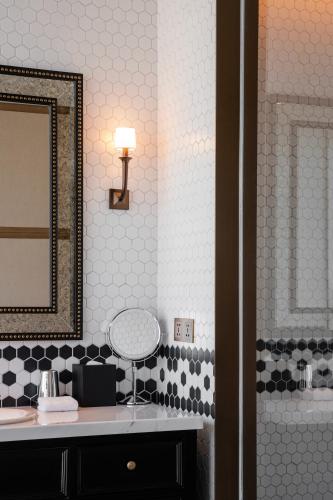 Deluxe Double Room with Bath image 2