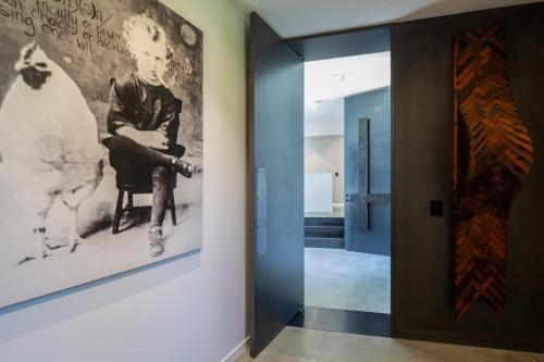 Ivy Box Art Gallery Apartment - main image