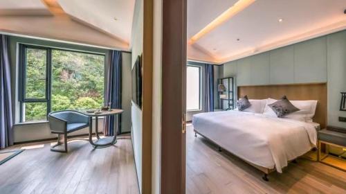 1 queen bed, 1 sofa bed