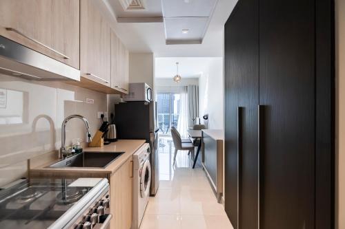 Studio with Kitchen & Balcony image 5