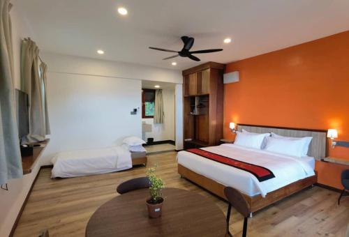 1 king bed, 1 twin bed