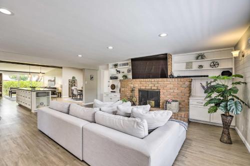 7 Mi to Downtown Phoenix Home with Pool and Foosball! near ริคลี่ย์แมนชั่น