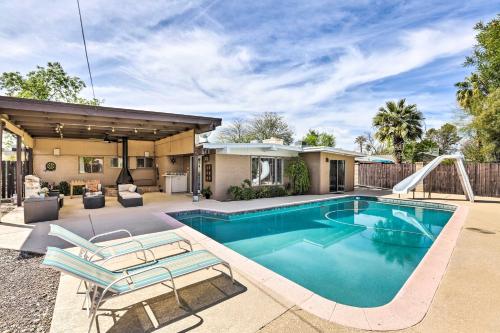 7 Mi to Downtown Phoenix Home with Pool and Foosball! near ริคลี่ย์แมนชั่น