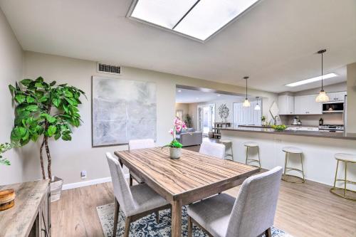7 Mi to Downtown Phoenix Home with Pool and Foosball! near ริคลี่ย์แมนชั่น