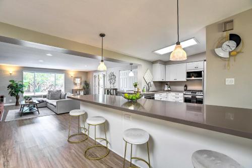 7 Mi to Downtown Phoenix Home with Pool and Foosball! near ริคลี่ย์แมนชั่น