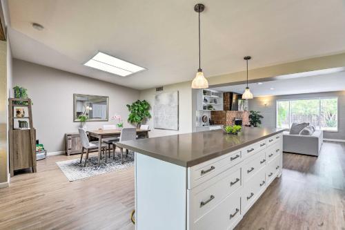 7 Mi to Downtown Phoenix Home with Pool and Foosball! near ริคลี่ย์แมนชั่น