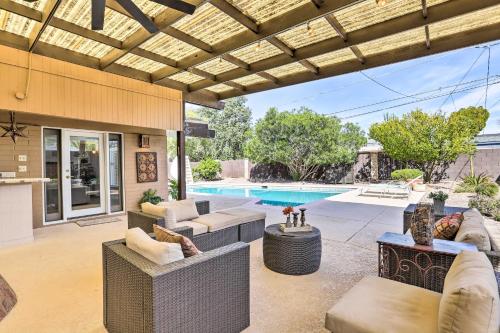 7 Mi to Downtown Phoenix Home with Pool and Foosball! near ริคลี่ย์แมนชั่น